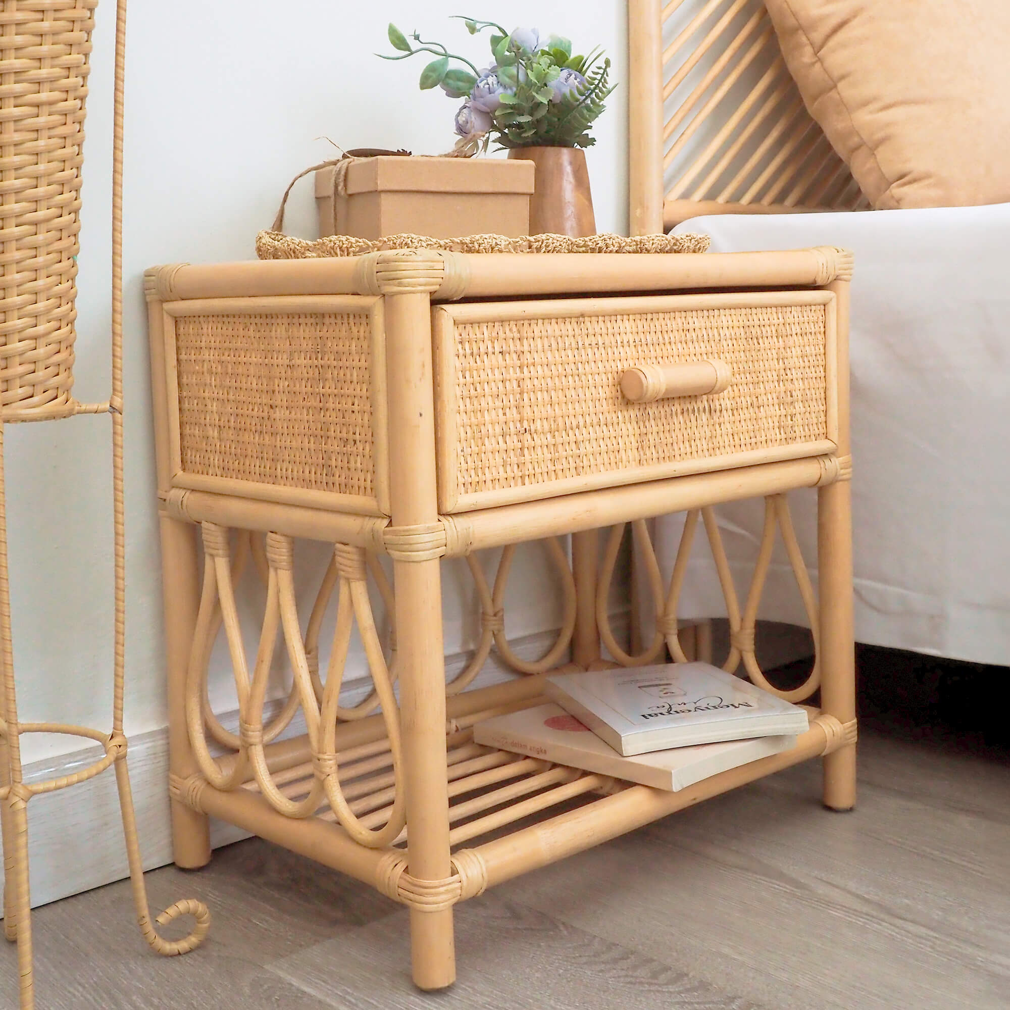 Mesa-de-cabeceira-DEWI---Carvalho-Rattan