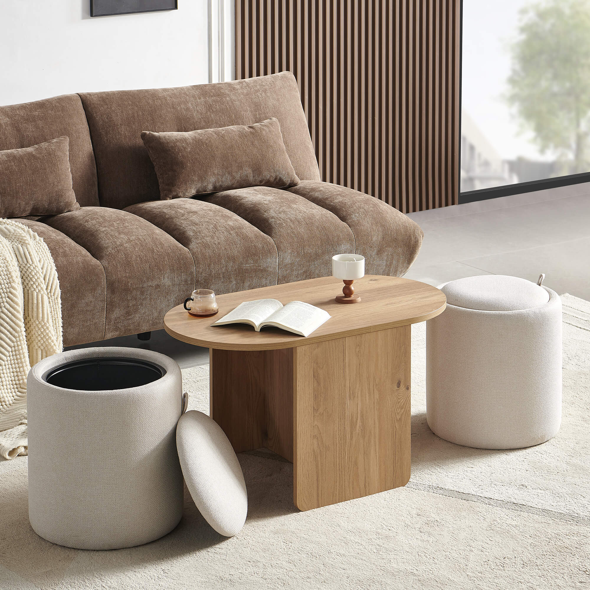 Mesa-de-centro-WELLS-com-2-puffs-com-arrumacao-Carvalho-e-Branco